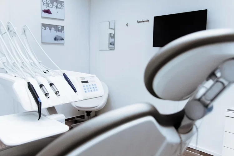 Poltrona riunito studio dentistico con strumentazione e monitor
