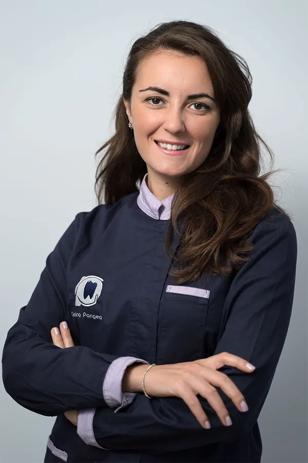 Dottoressa Giulia Catini Ciletti in camice da lavoro
